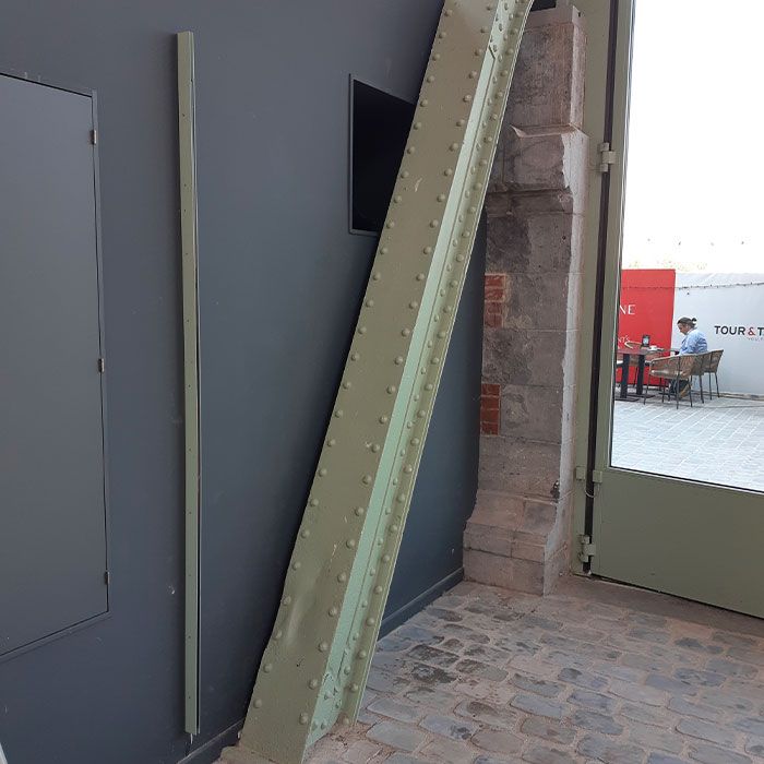 Binnenzicht op metalen draagstructuur en automatische deur in Gare Maritime op Tour & Taxis, Brussel.