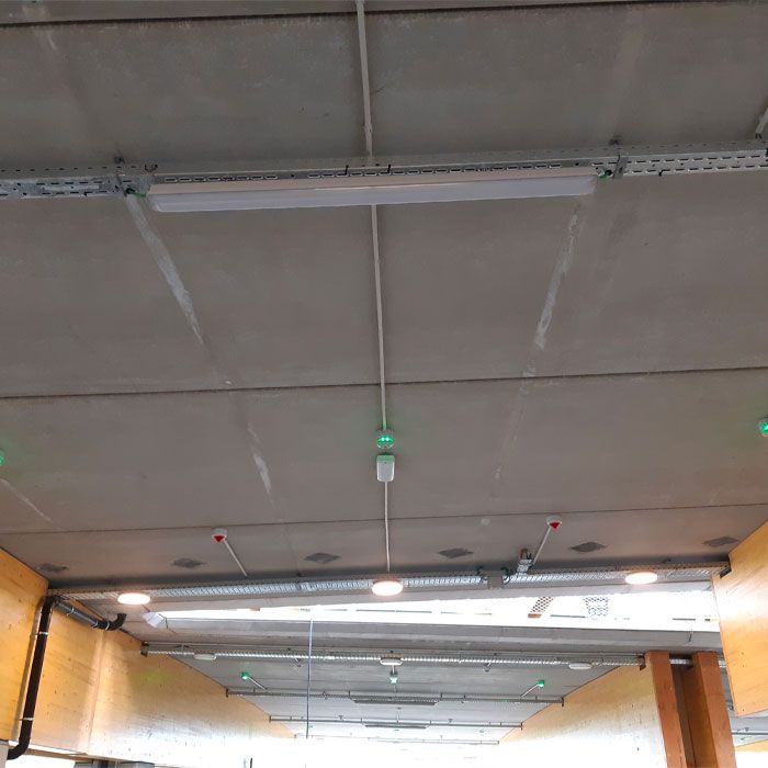 Parkeergeleidingssysteem met groene leds voor vrije parkeerplaatsen in P+R Merksem.