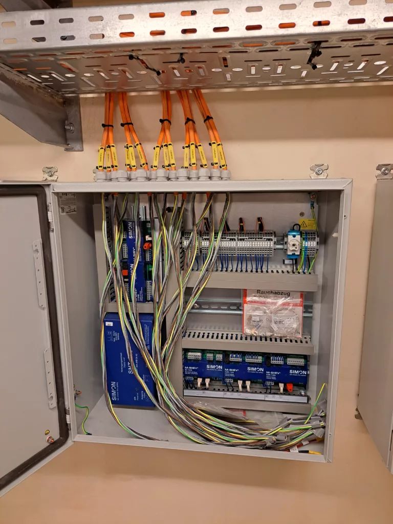 Besturingskast met Simon-Protec modules voor automatische raamopeners en rookafvoer in Antwerpen Centraal station.