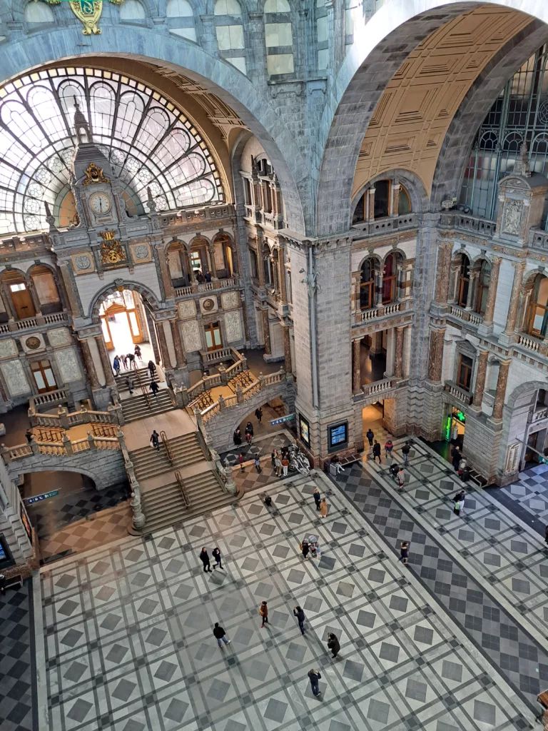 Centrale hal van Antwerpen Centraal met automatische raamopeners en rook- en warmteafvoerramen in de dakkoepel.