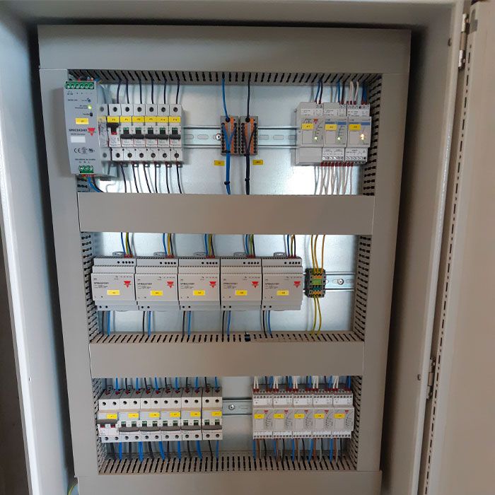 Elektrische kast met sturing en beveiliging voor parkeergeleidingssysteem in P+R Merksem.