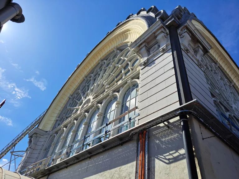 Buitenzicht op de dakgevel van Antwerpen Centraal met montage van automatische raamopeners en bekabeling voor rook- en warmteafvoer.